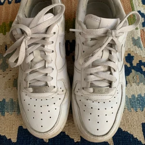 Air Force 1 - !!Säljer mina superfina air force 1 då de inte riktigt längre är min smak. Bra sick! Sulan är ej nedstiliten och skon är hel. Skriv priv för mer detaljer och bilder. De är i storlek 38,5 men passar även lite mindre eller