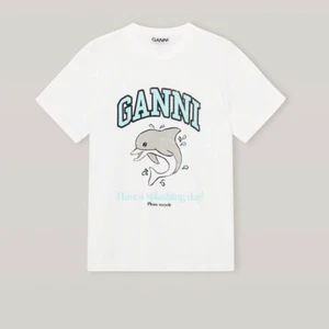 Ganni t-shirt - Säljer nu denna jättefina ganni t-shirt som inte säljs längre! Den är i Xs men är lite stor och kan även passa S och m. Säljer för att jag inte får användning av den.
