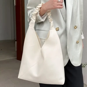 Väska  - Jättefin vit väska, perfekt till skolan!😃😃😃 säljer pågrund av att den inte kommer till användning. Skriv privat för frågor!! Buda 