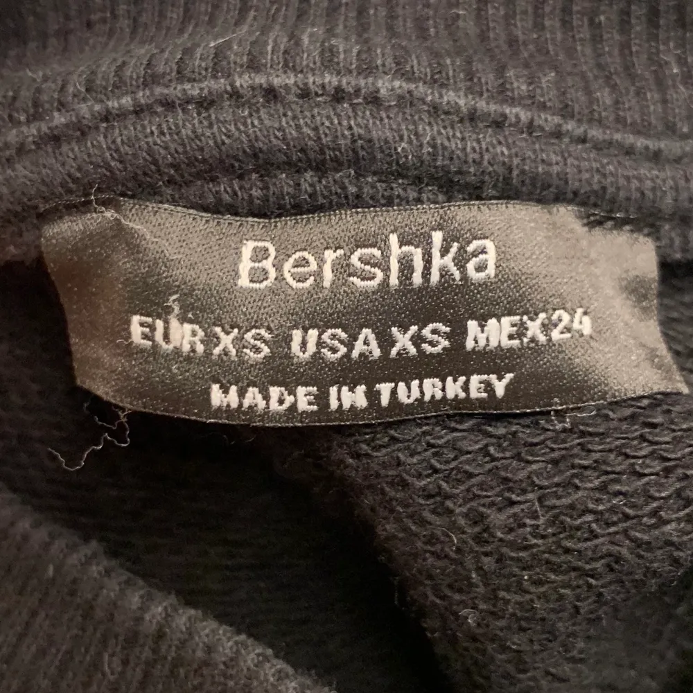 Säljer nu denna coola tröjan från Bershka. Trycket framkommer inte så bra på bilderna men ögat består av paljetter och läpparna är glittriga. Köparen står för frakten. Tröjor & Koftor.