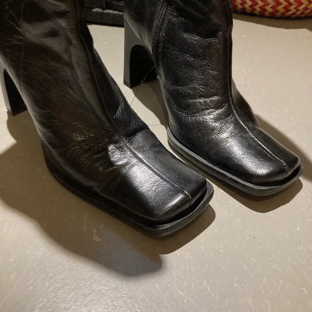 Världens finaste vintage boots/stövlar i svart lack. Dom är tyvärr för små för mig annars hade jag aldrig sålt dom 😭  köparen betalar frakt 💕. Skor.
