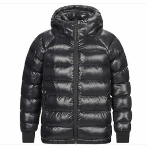 Peak performance jacka - Säljer min peak jacka. Inga hål eller fläckar eller så, helt ny skick. Ny pris: 1600