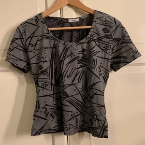 Topp - Så fin tröja som tyvärr inte kommer till användning länge. Står inte storlek men skulle säga xs/s. 80kr + frakt🌸🌸💕