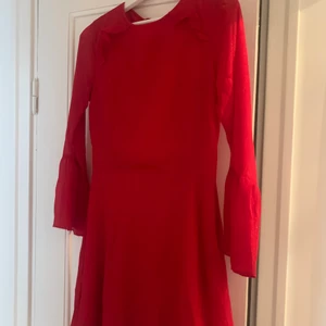 Klänning - Röd klänning med lite glitter