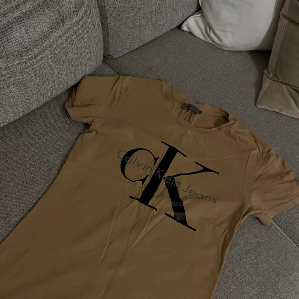 T-shirt från Calvin Klein. Pris inklusive frakt . T-shirts.