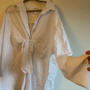 Skjortklänning i storlek XL - Aldig använd, prislapp sitter kvar. Väldigt fin och somrig klänning. Bild 2 är från h&m’s hemsida fast i vadlång modell. Modellen jag har går ungefär till låren/knäna.💓