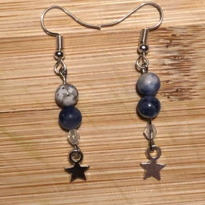 Örhängen med sodalit  - Handgjorda örhängen med äkta sodalit och stjärn berlocker ❤️ betalning via swish