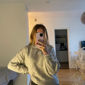 Stickad tröja  - Stickad tröja från H&M i bra skick, storlek XS. 50kr+frakt