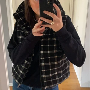 Rutig slutsåld väst ifrån Zara - Jättefin rutig väst med luva helt slutsåld från Zara. Storlek M, superfin passform och passar till allt. Säljer då den inte kommer till användning längre. Den är i fint skick lite nopprig men syns knappt. Köpt för 699 säljer för 400 köparen står för frakten!✨
