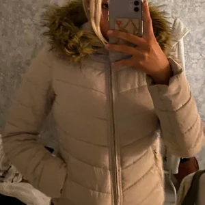Beige Vinterjacka - Beige vinterjacka ifrån Only, super fin och varm. Säljer för att den är för liten. Nypris: 700 kr mitt pris: 200 kr. I storlek S