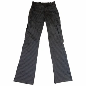 Grå byxor - Grå randiga kostymbyxor/byxor i väldigt stretchigt material så de passar en storlek s/m. Mid waist och långa raka ben😍