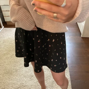 Blommig kjol - Kjol från monki med blommor på. Så söt!!! men används tyvärr för lite av mig. Nyskick