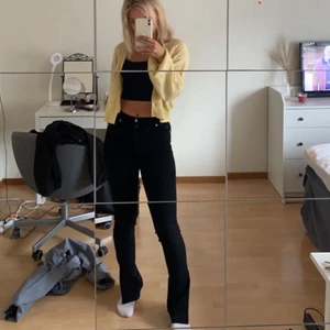 Svarta zara jeans - Jättefina svarta jeans med en slits längst ner, såljer då de inte kommer till användning och har endast använt dem en gång så de är i fint skick. 