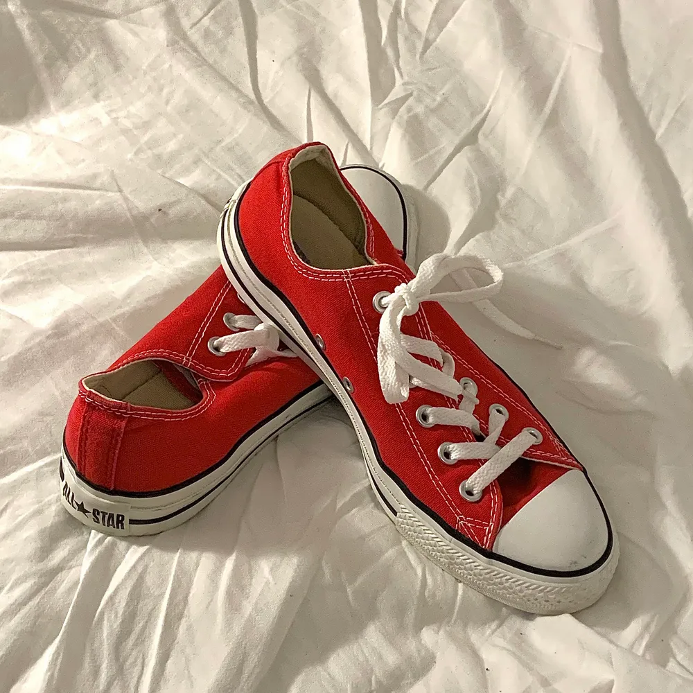 supersnygga röda låga all star converse. trendiga, lite använda men bra skick! säljer då dom inte har kommit till min användning. köpare står för frakt <3 kommentera eller skriv privat för intresse/förslag på pris! . Skor.