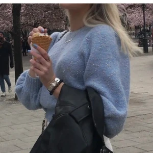 Stickad tröja med glitter - Hej! Säljer nu en superfin stickad tröja från zara i storlek S. Den har guld/silvertrådar i sig vilket gör att den ser lite festligare ut än en vanlig stickad tröja. Den har även en diskret puffärm som är så vackert! På mig sitter tröjan som en trekvarts ärmar på min armlängd. Den går över armbågarna och lite längre till. Hör av dig om du är intresserad!💕💕