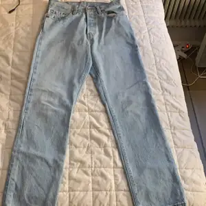 Ljusblåa Levis 501 jeans i nyskick! Säljer pga för små och därför aldrig använda. Jeansen är i storlek W26 L28(86cm). Org pris 1100kr och säljer för 500kr och uppåt!