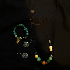 pärlhalsband, örhängen o armband av äkta slipade stenar säljs i set!💙💚💛