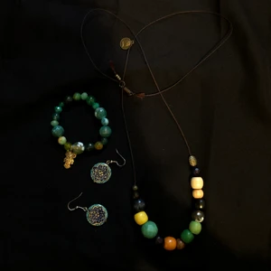 smycken - pärlhalsband, örhängen o armband av äkta slipade stenar säljs i set!💙💚💛