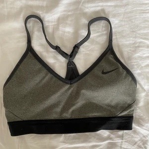 träningstopp - snygg tränibgstopp! Sparsamt använd men tyvärr som man ser på bilderna är den lite nopprig men fyller frf sin funktion! 50kr+frakt NYPRIS:299kr