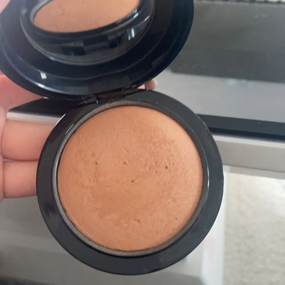 Mac bronzer knappast andvänd, för mer beskrivning kolla sista bilden. Övrigt.