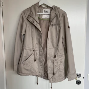 Snygg höstjacka - Snygg höstjacka från Only. Använd vid ett par tillfällen. Hel & ren