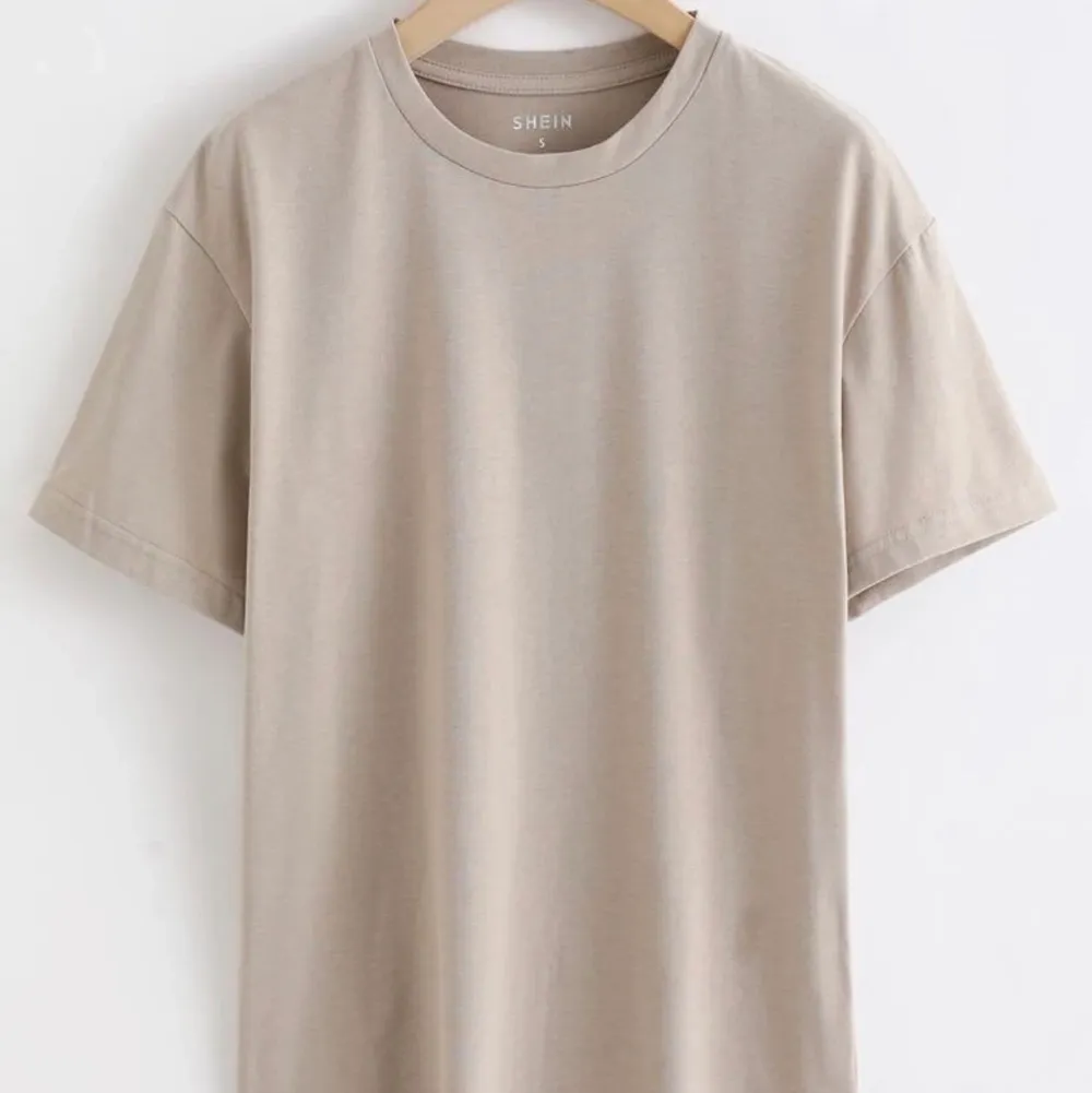 Beige T-shirt i storlek S! Är från Shein men ä som vilken annan T-shirt som helst!  Köparen står för frakten på 66 kr. T-shirts.