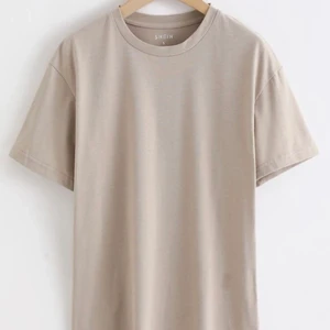 T-shirt  - Beige T-shirt i storlek S! Är från Shein men ä som vilken annan T-shirt som helst!  Köparen står för frakten på 66 kr