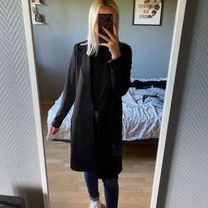 Svart kappa  - Fin svart kappa stl 34🌸 Aldrig använd endast testad!