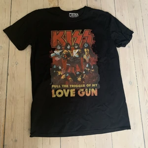 Vintage graphic KISS tshirt - Kiss T-shirt. Aldrig anvdvänd. Storlek M/L. 