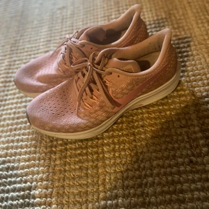 Nike träningsskor storlek 40 200kr  - Jätte fina träningsskor i Nike använda ett fåtalet gånger. Storlek 40 men skulle säga att de är små i storleken så passar 39. 