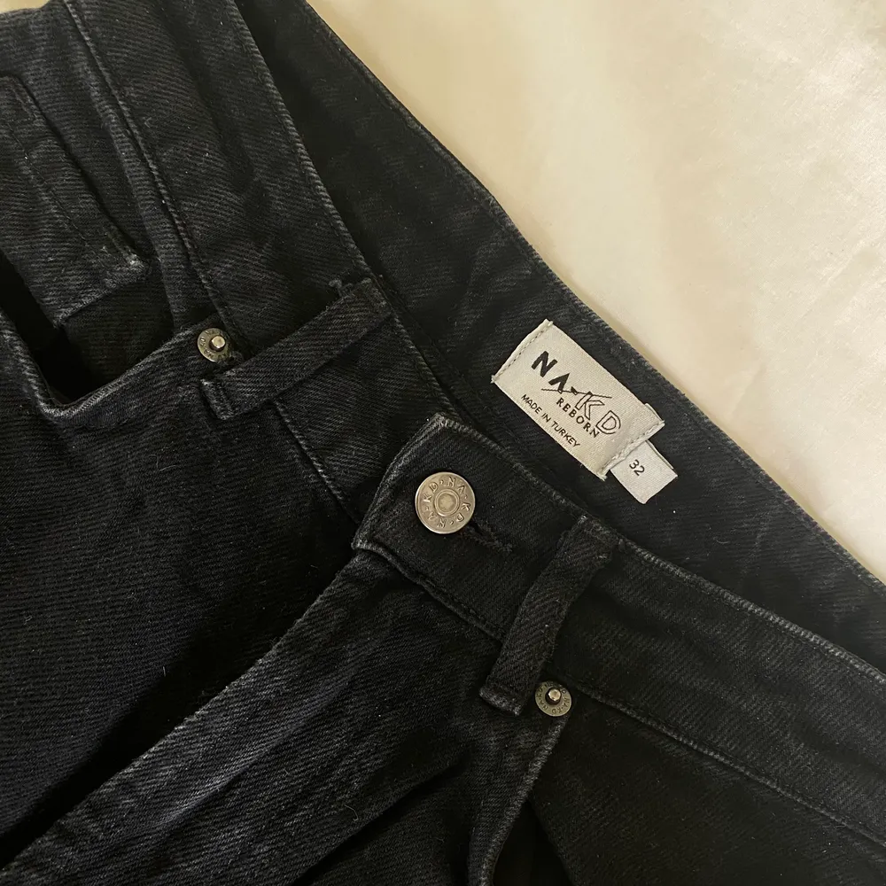 Säljer nu vida svarta jeans ifrån NA-KD älskade dessa byxor när jag använde dom men nu tar dom bara plats i garderoben och säljer gärna dom till någon annan som vill ha dom! Byxorna är sparsamt använda och syns knappt att man avänt dom💓 nypris för jeansen är 500kr jag säljer nu för 250 + frakt kan gå ner i pris vid snabb affär!💓 byxorna är i storlek 32 men är mer som en 34! . Jeans & Byxor.