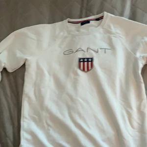 Gant sweatshirt 176 cm - Tröjan är 2 år gammal och har använts ett få tal gånger. Den är hel vitt och har inte missfärgats. Det finns inga fläckar på tröjan.