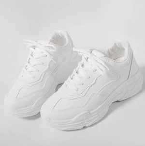 Skor 👟  - fick hem dom i brevlådan i förgår och dom var försmå så nu säljer jag dom. För att jag har hört att om man skickar tilbacka kläder eller skor så äldas det upp. Så denna vägen är bättre. OBS ! Pris kan diskuteras 