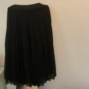 Svart medellång kjol köpt på bershka, säljs då jag har nästan två likadana!