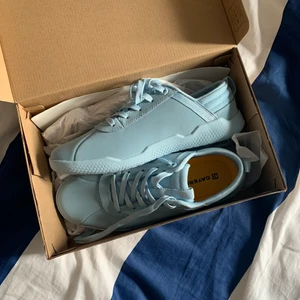 Caterpillar blå skor, storlek 38 - Helt nya blåa skor från Caterpillar i original förpackning i storlek 39 som är lite små i storleken.