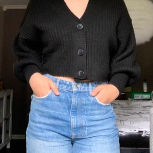 Kofta/ M - Fin stickad sweater som aldrig varit använd. Passar som Stor! Säljes för att den tyvärr inte används.❤️