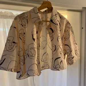 T-shirt skjorta  - Från Shein men endå bra kvalitet, original pris typ 70kr. Inget fel på den utan säljer endast för mitt shopping beroende är överstyr:)