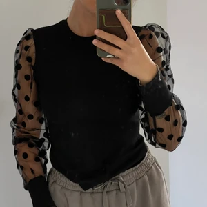 Festtopp!  - Älskar denna men den har tyvärr aldrig kommit till användning, spårbar frakt kostar 66kr och är upp till ett kilo så ett tips är att köpa mer än en tröja !! 