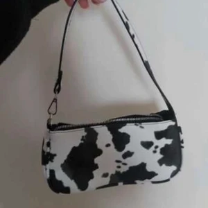 Handväska - Väska i Ko-mönster. frakt ingår 