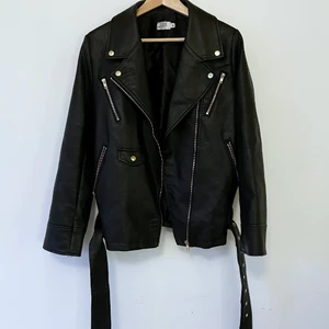 Oversize skinnjacka - Oversize skinnjacka i fejkskinn. Storlek 38/40 med fickor ich skärp❤️‍🔥