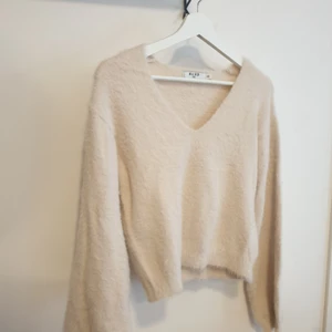  - Mysig höst-tröja i ljusrosa från NAKD. Strl XXS men passar snarare S/XS. Fin och skön använd fåtal tillfällen!💓