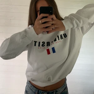 College tröja❤️🤍💙 - Använt två gånger, säljer pga att den inte kommer till användning. Stor i storleken.