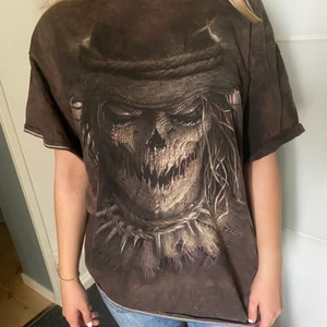 T-Shirt - Säljer denna coola t-shirt då den ej är min stil längre. Den är suuuuperskön men används aldrig längre. Tröjan är i väldigt bra skick, och sitter oversized på mig som är strlk S-M!✨✨ Köpare står för frakt!!😊