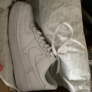 Nike Airforce 1  - Jag säljer mina nyköpta Nike airforce 1 eftersom dessa är tyvärr lite stora för mig. Säljer för 999kr men pris kan diskuteras 💕
