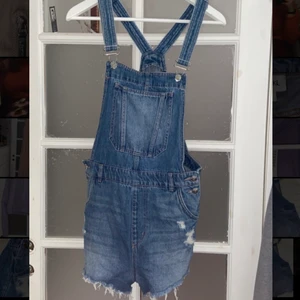 Hängselshorts från H&M  - Jättefina hängselshorts från H&M DIVIDED💕 storlek 40🥰säljer pga: att jag inte använder de längre😁 de är i bra skick🥵 orginalpris: 299kr