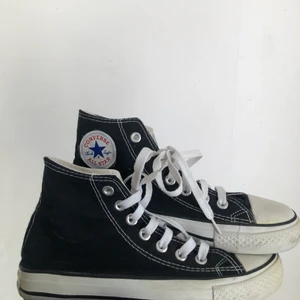 Svarta convers  - Svarta äkta converse i storlek 38 bra skick och inga skador förutom att de är lite smutsiga men de är inte alls mycket 