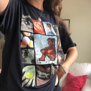 Supreme t-shirt - Cool mörkblå supreme t-shirt med tryck. Väldigt bra skick. Ett litet hål långt ner på ryggen, som fanns där när den köptes (köpte den ny), men det syns bara om man tittar noga💜 290kr! (Nypris ca 800+)!