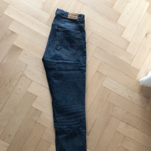 Jeans Gina tricot Lisen strl. 36 - Jeans Gina tricot Lisen strl. 36. Jättefin tvätt! Modell slim. Standard midja. 