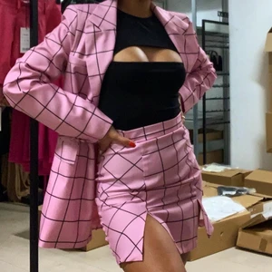 Rutig Rosa Kostym - Kostymset från NA-KD med oversized blazer och figurnära kjol med två slitsar. Blazer i stl 36 och kjol i stl 34. Jag är vanligtvis en S och detta sitter perfekt. 