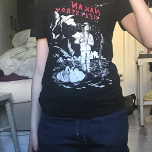 håkan hellström tröja - sååå cool håkan hellström tröja med ballt tryck!!! bra skick. köpt på stadsmissionen för 500 därav priset! favorittröjan som inte kommer till användning längre<3